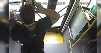 47秒｜济南一女子公交车上突然晕倒抽搐 司机乘客齐救援