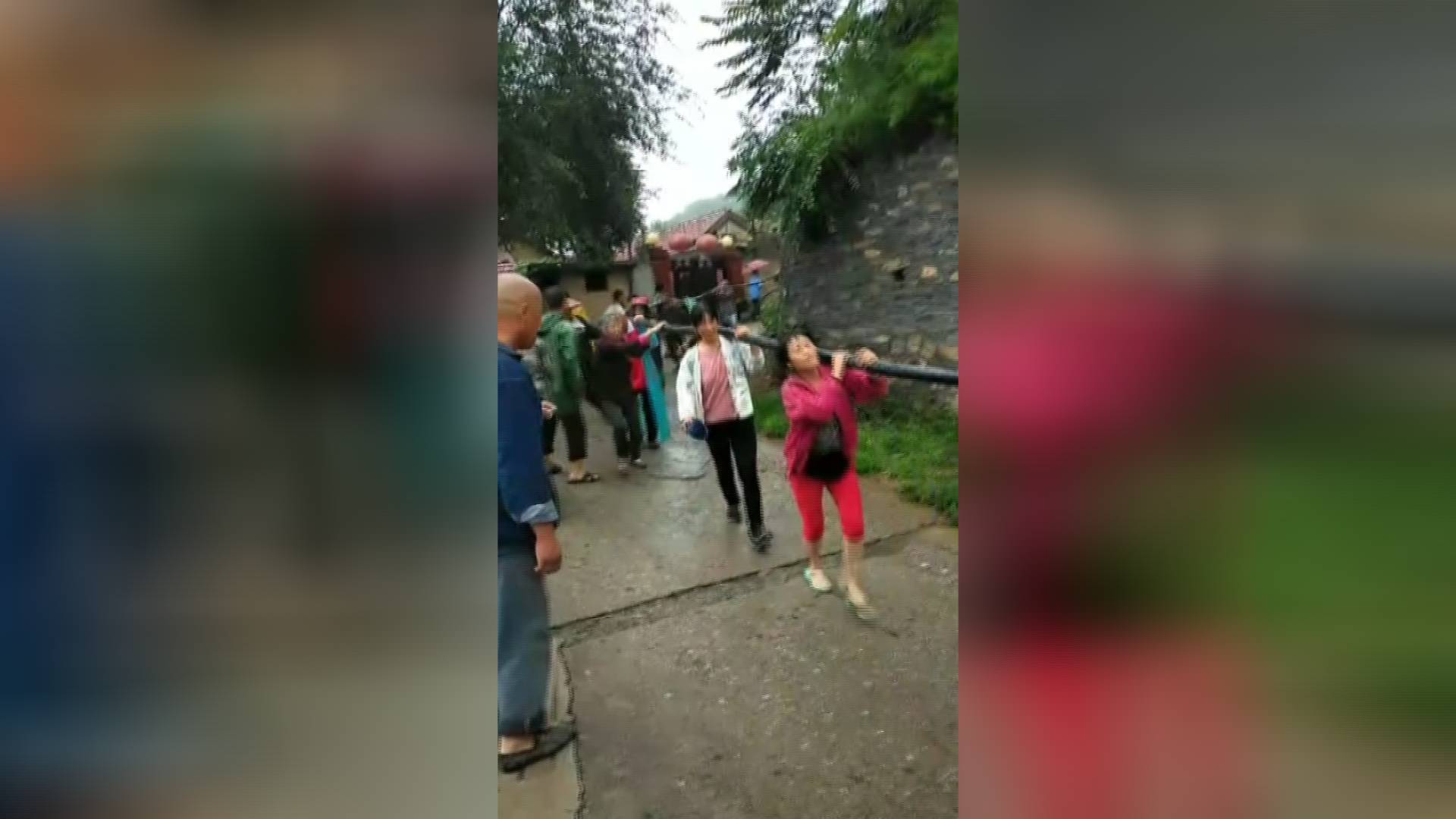 46秒|抗灾自救！淄博老人妇女主动站出来扛电缆抢修电路