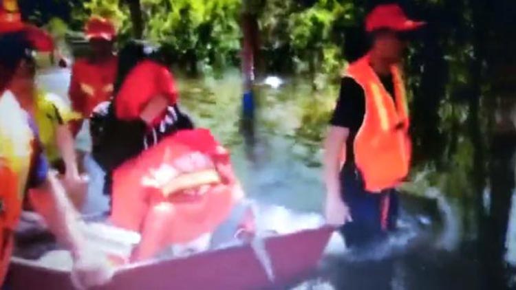 28秒丨滨州女子产后出血被困积水 危急时刻消防员蹚水救援