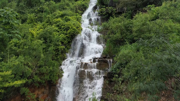 枣庄市山亭区连绵群山“喝足”了水，山泉飞瀑盛景重现