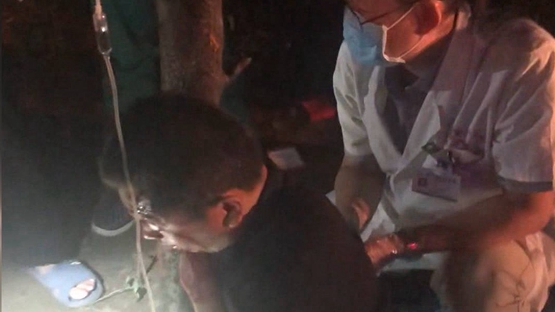 33秒丨枣庄醉酒男子被树枝刺伤 救援人员切下树枝连同男子送进医院