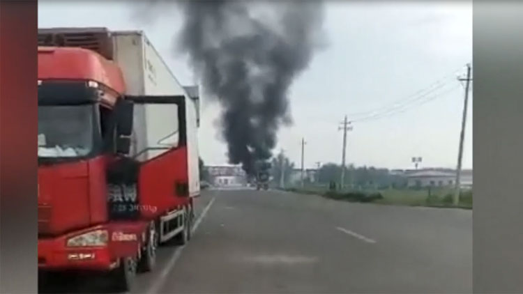 28秒丨滨州：一辆货车车头发生自燃 幸无人员伤亡