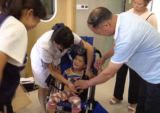 “阳光伴我行”走进临沂罗庄区 向残疾儿童捐赠轮椅15套