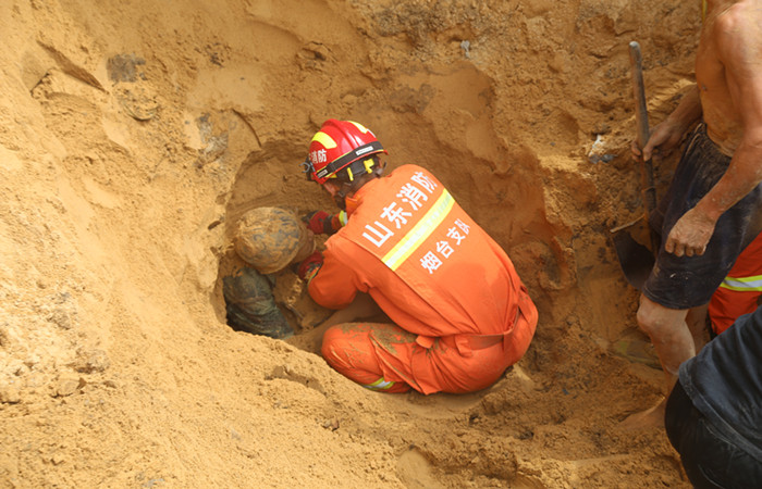 突发坍塌！龙口工人挖井被困井中 被埋40分钟获救生还