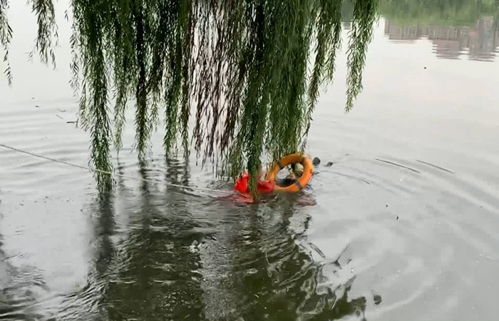 69秒丨临沂一女子不慎落水漂浮在水面上 消防紧急救援