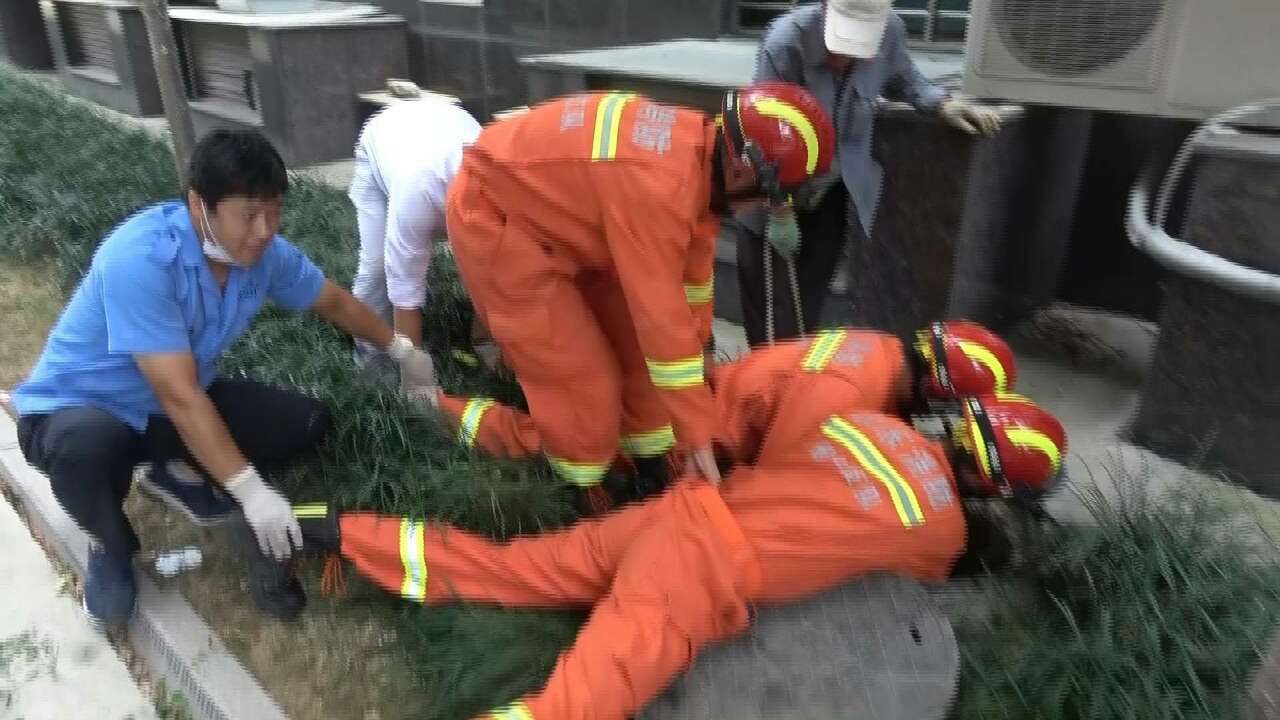 62秒丨烟台莱州一工人不慎掉落下水井 消防队员成功救援