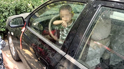 38秒|危险！大热天，聊城两岁男童被反锁车内