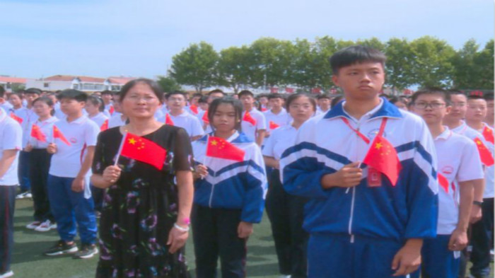 文登区实验中学师生师生唱红歌迎接新学期