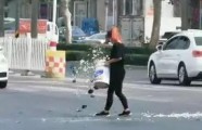 潍坊寿光这名女子为何在街头摔酒瓶、抛垃圾？警方介入调查