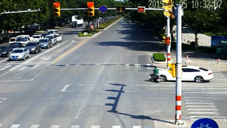 53秒丨轿车过路口撞翻电动车 监控视频告诉你闯红灯有多危险