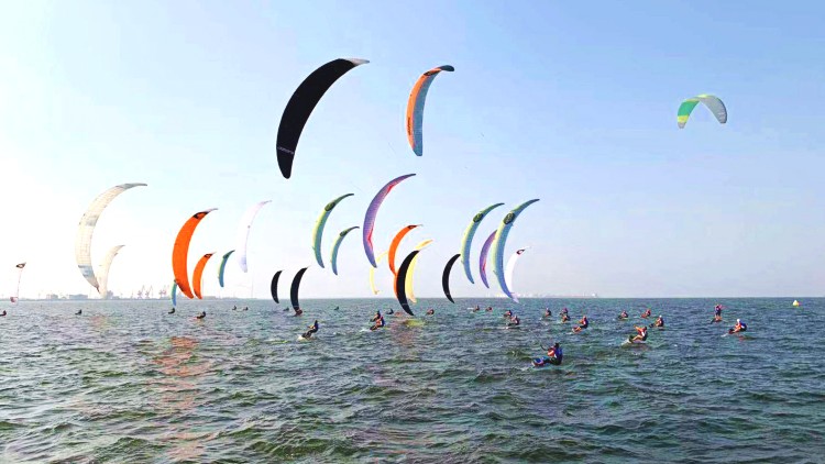 68秒丨世界顶级风筝冲浪赛亮相潍坊 70多位竞技达人“海中起舞”