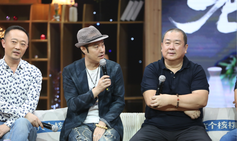 冯雷带伤演老酒馆刚扔掉拐杖就进组拼命跑网友老戏骨太敬业