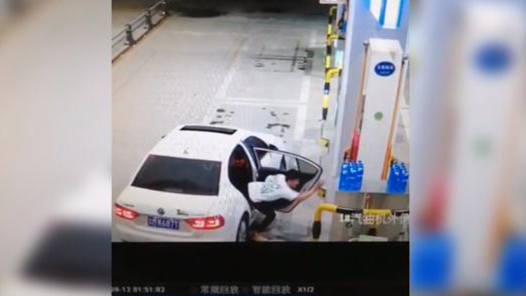 19秒丨奇葩！滨州一男子凌晨光顾加油站，只为盗取一瓶玻璃水