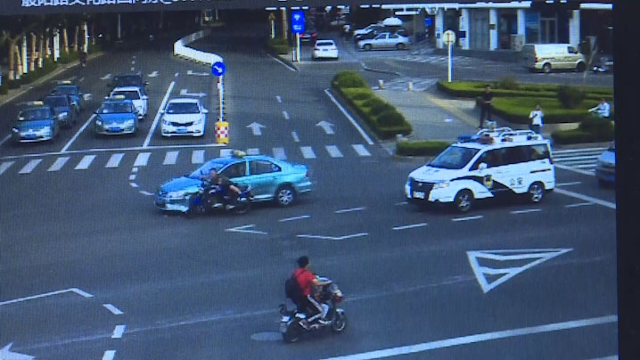 46秒丨“胆儿”够肥！淄博一摩托车守着警车闯红灯 与出租车相撞