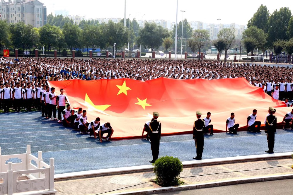 27秒丨燃爆了！淄博5000余人在国旗下向祖国深情表白