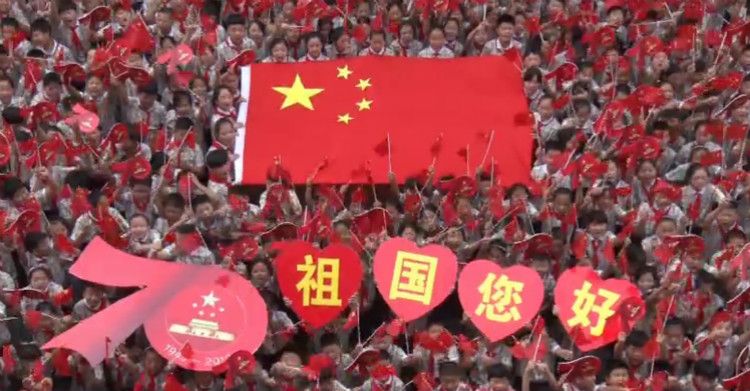 超燃！枣庄千名小学生手举国旗 向祖国母亲深情表白