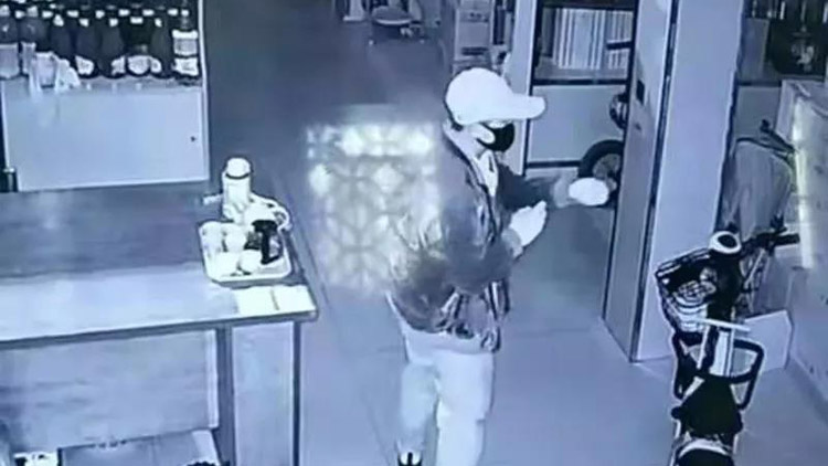 48秒丨阳信劳店街一夜之间几家门店遭贼入室盗窃 监控拍下全过程
