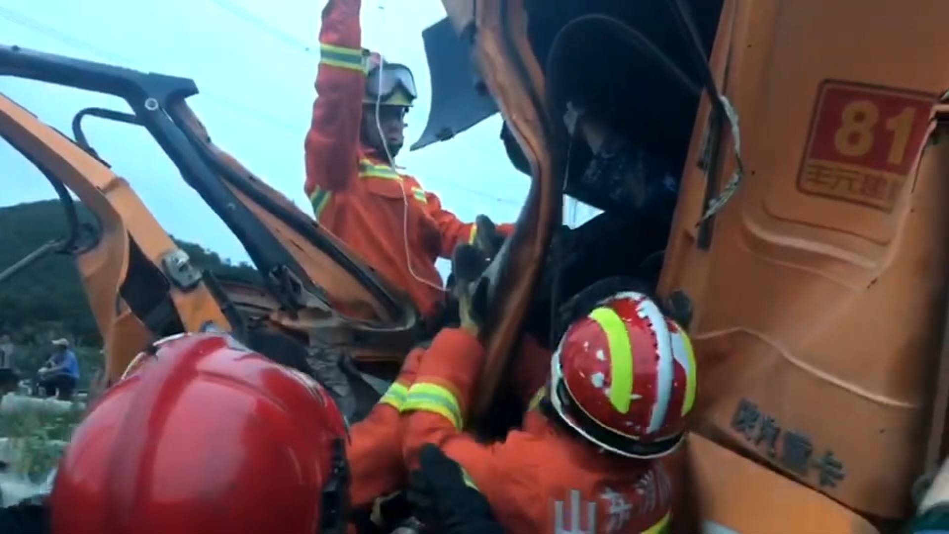 36秒丨威海：货车司机遇车祸腿部被卡 消防员高举吊瓶救援