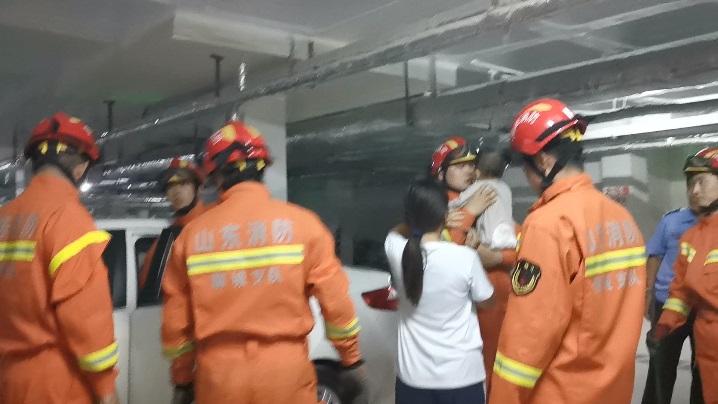 53秒丨山东冠县一女婴被困车内！消防员紧急出警，发现竟是自家闺女