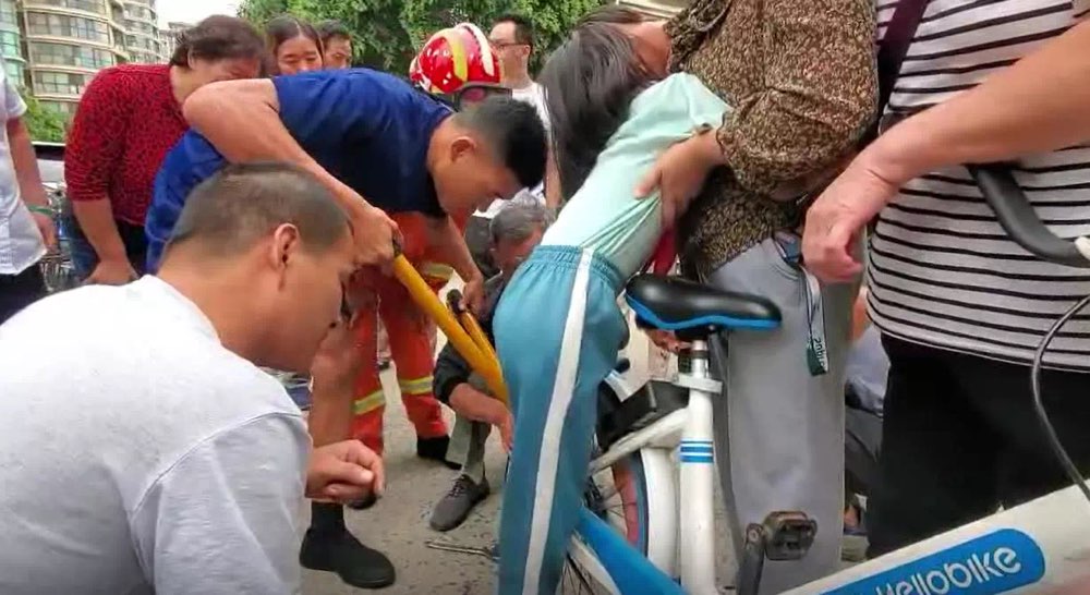 36秒｜淄博一学生被共享单车“咬脚”消防员紧急施救