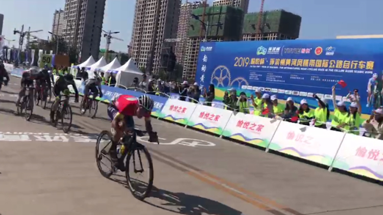 环滨州黄河风情带国际公路自行车赛221公里骑行选手冲刺终点