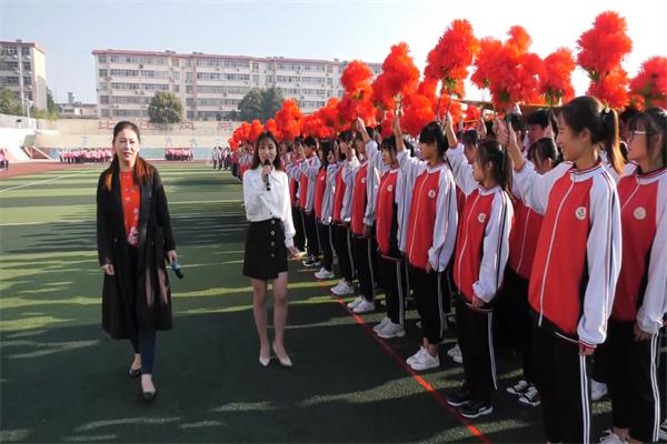 蒙阴实验中学:升国旗唱国歌 多彩活动迎国庆