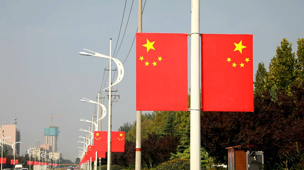 济南长清区装扮一新迎国庆 满城“中国红”表白祖国