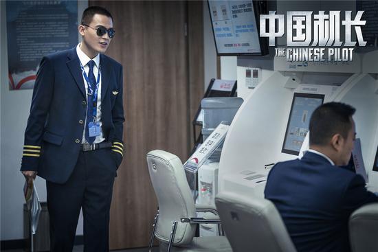 闪电头评丨中国机长创造中国奇迹