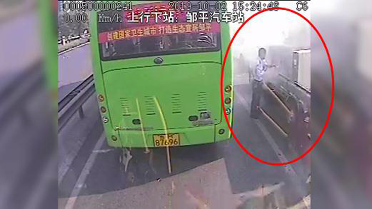 滨州一货车等红绿灯时车厢着火 两公交司机联手灭火