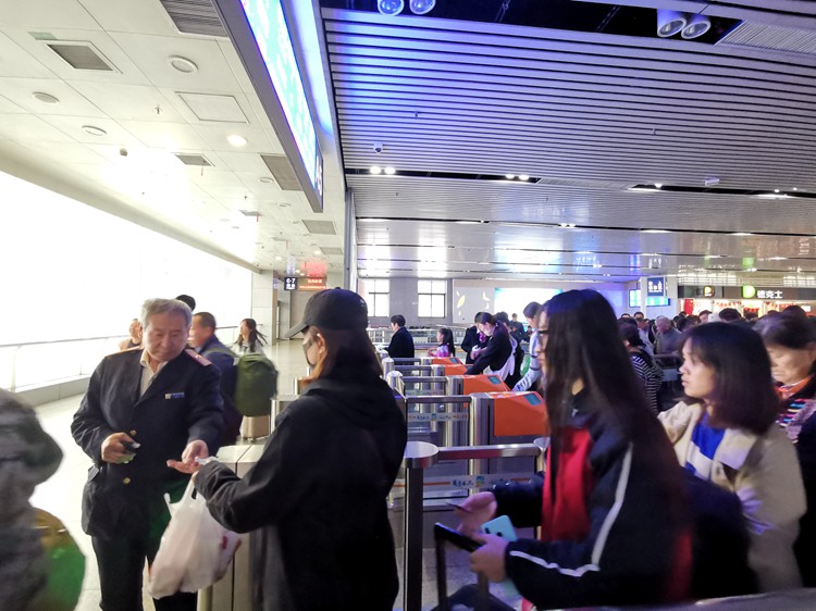 济南火车站迎返程客流高峰 北京、上海、杭州成热门目的地