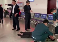 现场施救26分钟后！ 青州车站癫痫旅客被送上救护车
