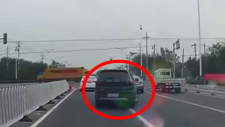 29秒丨变道要遵规！滨州一车辆行驶途中突然压线变道被曝光