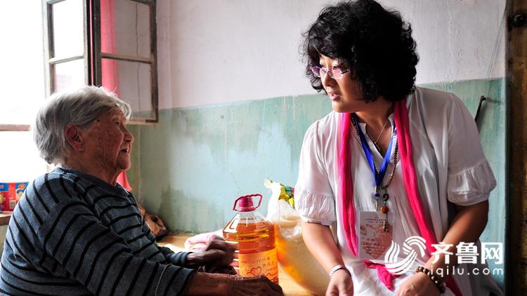 2014年在重阳节即将到来之际，张宁委员在烟台市福山区张格庄镇开展关爱老人送温暖活动，为该镇27个行政村的81名老人送去大米、食用油。.jpg