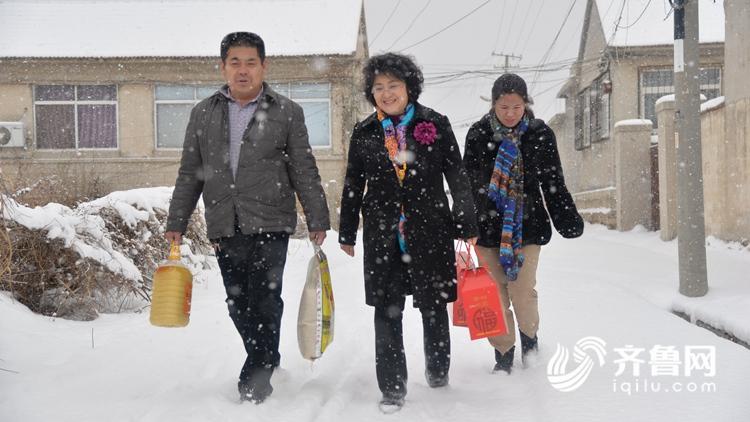 2018年1月25日，张宁委员带领爱心义工在春节前夕走访慰问了开发区古现26个村70户困难家庭，为他们送去了生活物资和爱心款。.jpg