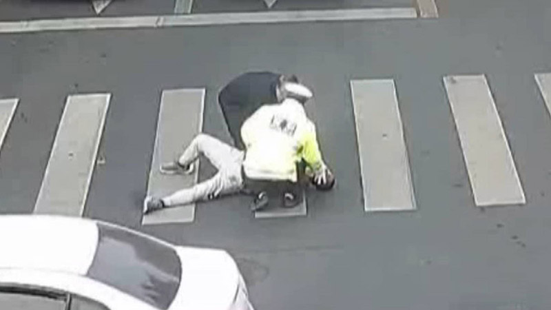 62秒丨威海街头一男子突发癫痫 交警医生上演2分钟急速救援