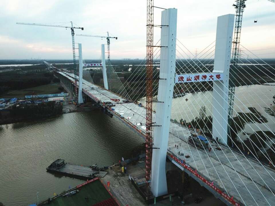 我国北方最大淡水湖特大桥成功合龙 枣菏高速向通车迈关键一步