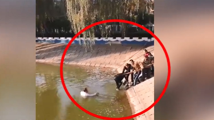 22秒丨滨州一女子水塘边打水时不慎落水 危机时刻他赶紧冲了过去...