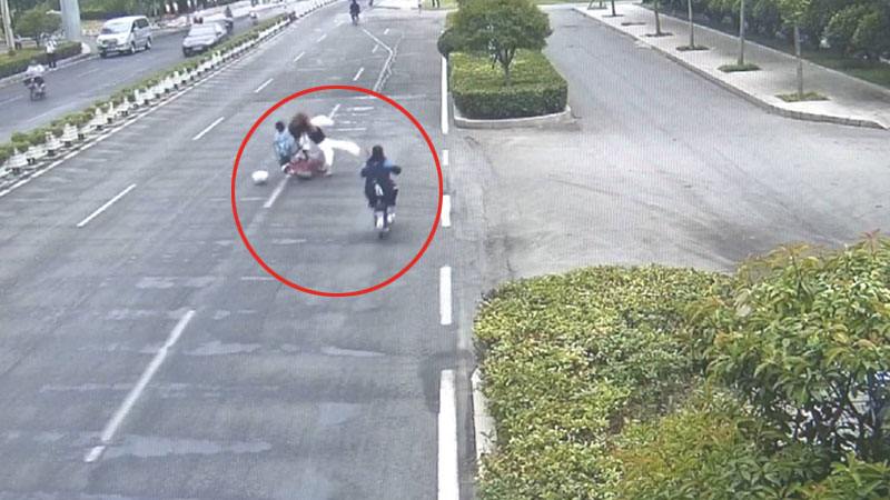 31秒丨当心！济宁一女子马路上边走边打电话被电动车撞翻