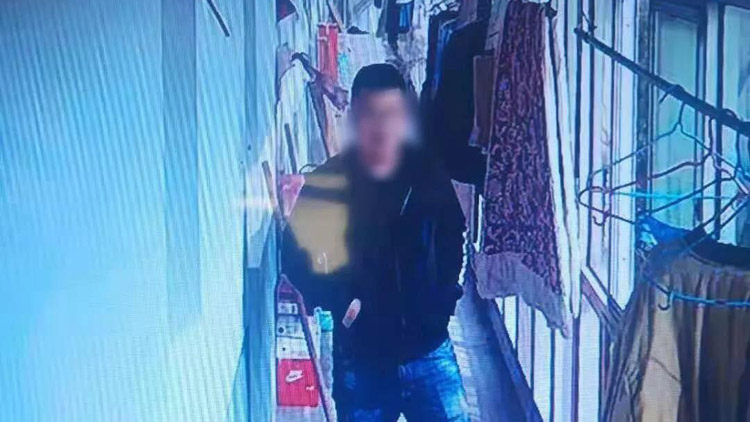 49秒丨滨州一小偷进女宿舍被撞见，逃跑时还不忘抢项链