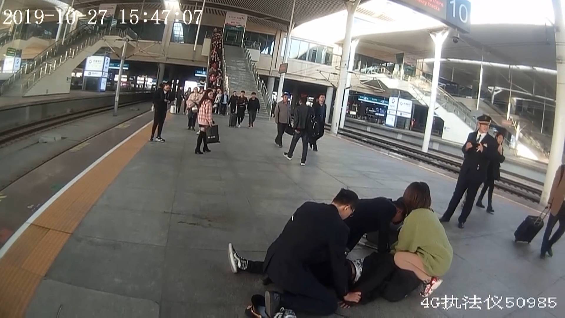 43秒｜一少年济南火车站突发疾病 女护士挺身而出 哭着抢救