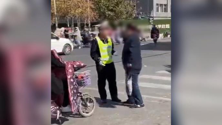 30秒丨滨州一老人当街扇执勤交警耳光，质问“你管得了吗？”