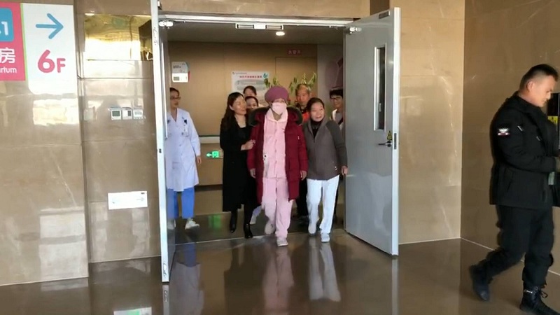 枣庄67岁高龄产妇出院 孩子纸尿裤、辅食全有赞助
