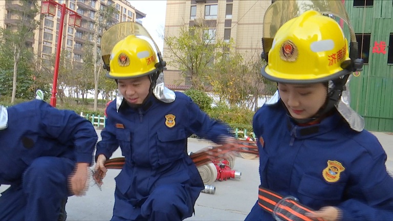 Vlog | 消防日记者体验消防训练，“新晋蓝朋友”表现如何？