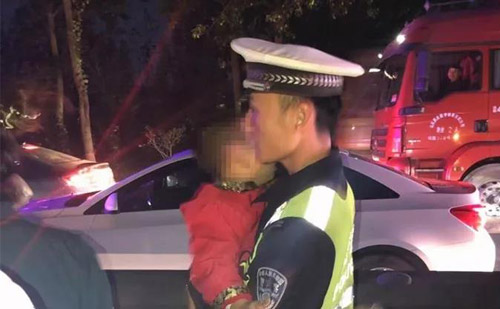 赞！滨州博兴一民警事故现场抱小孩的身影太暖了