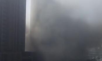 突发！济南华山片区一临时房屋着火 现场浓烟滚滚无人员伤亡