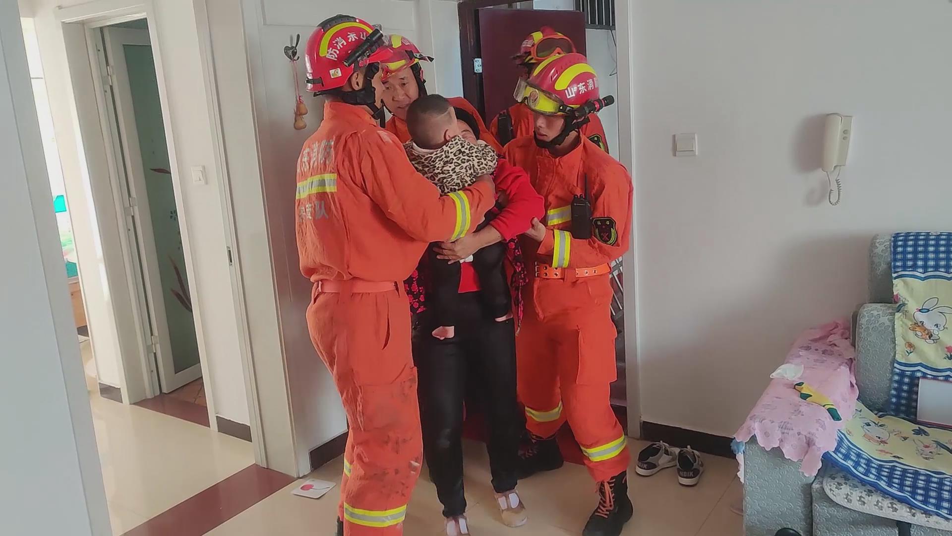 62秒｜济宁一岁男童被锁屋内急哭家人 消防紧急救援