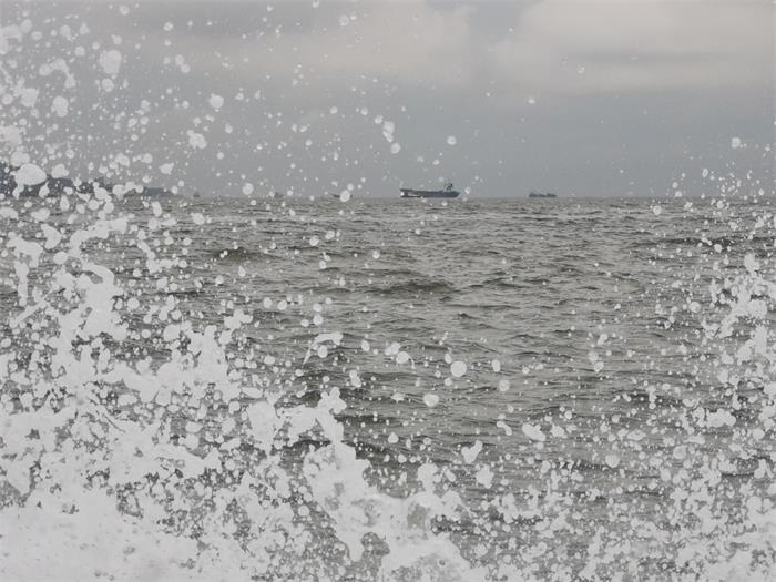 48秒|威海将出现寒潮天气 海边海浪汹涌 游客切勿靠近