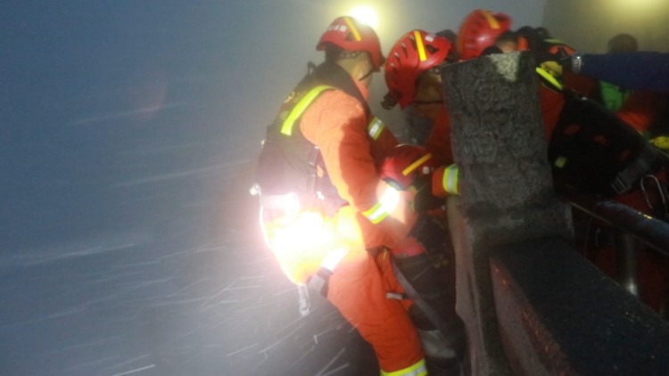 69秒丨泰山景区一男子不慎跌下悬崖 消防员冒雪营救