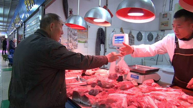 记者探访济南菜市场：猪肉降价了！这个冬天请大口吃肉！