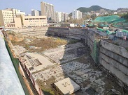 济南出让一宗地8年来历经仨开发商 现在只建了一个“坑”